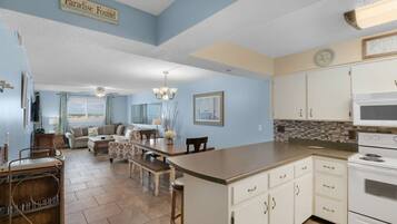 Kondominium | Dapur pribadi | Microwave, mesin pencuci piring, dan mesin pembuat kopi/teh