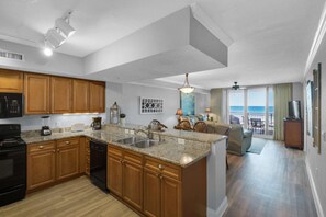 Lägenhet (Emerald Beach Resort 236 (2/2)) | Eget kök | Kylskåp, mikrovågsugn, diskmaskin och kaffe- och tebryggare