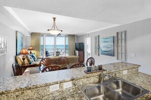 Appartement (Emerald Beach Resort 236 (2/2)) | Privékeuken | Een koelkast, een magnetron, een vaatwasser