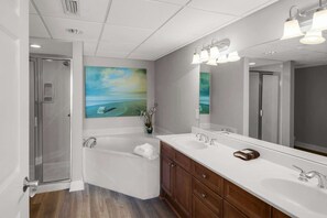 Bathroom - Emerald Beach Resort by iTrip Panama City Beach (Panama City Beach)