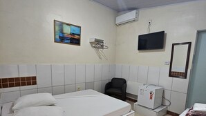 經濟雙人房單人入住 | 迷你吧、免費無線上網、床單