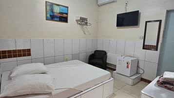 Economy Double Room Single Use | Minibar, free WiFi, bed sheets