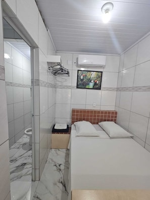 Quarto casal ou duplo econômico | Frigobar, Wi-Fi de cortesia, roupa de cama