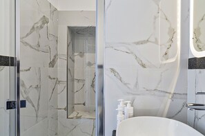 シャワー、バスアメニティ (無料)、ヘアドライヤー、タオル