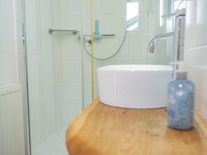 Haartrockner, HandtĂŒcher, Seife, Toilettenpapier