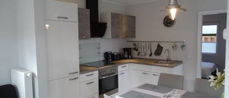 Een koelkast, een oven, een broodrooster