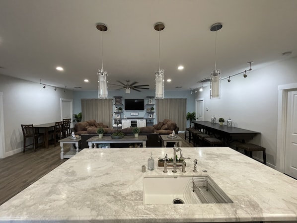Interior - Area 51 Annex - Alien Lake Escape - - Minutes from the River / Casinos / Lake! (Bullhead City)