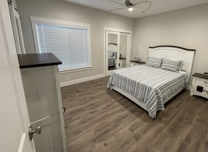 5 bedrooms, desk, iron/ironing board, free WiFi - Area 51 Annex - Alien Lake Escape - - Minutes from the River / Casinos / Lake! (Bullhead City)