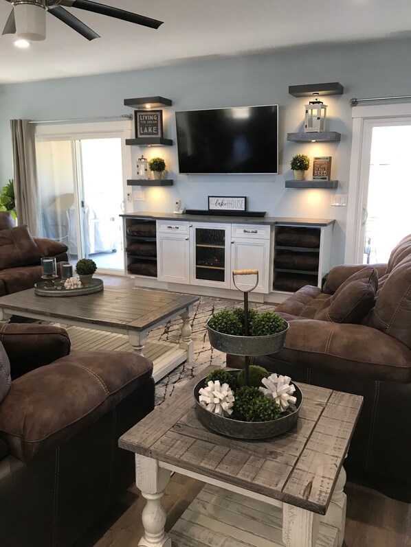 Smart TV, video games, Netflix, Hulu - Area 51 Annex - Alien Lake Escape - - Minutes from the River / Casinos / Lake! (Bullhead City)