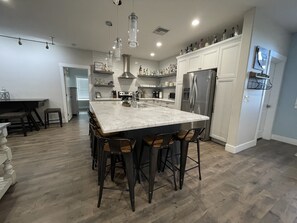 Fridge, microwave, oven, stovetop - Area 51 Annex - Alien Lake Escape - - Minutes from the River / Casinos / Lake! (Bullhead City)