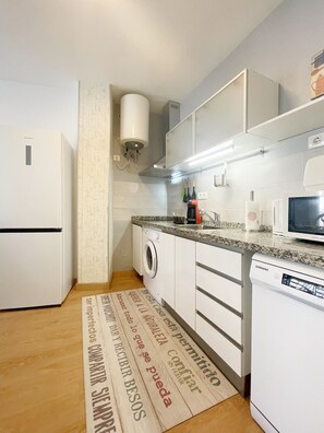 Kühlschrank, Mikrowelle, Wasserkocher mit Kaffee-/Teezubehör