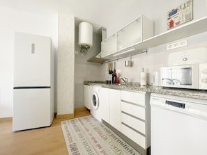 Kjøleskap, mikrobølgeovn, kaffetrakter/tekoker og vannkoker