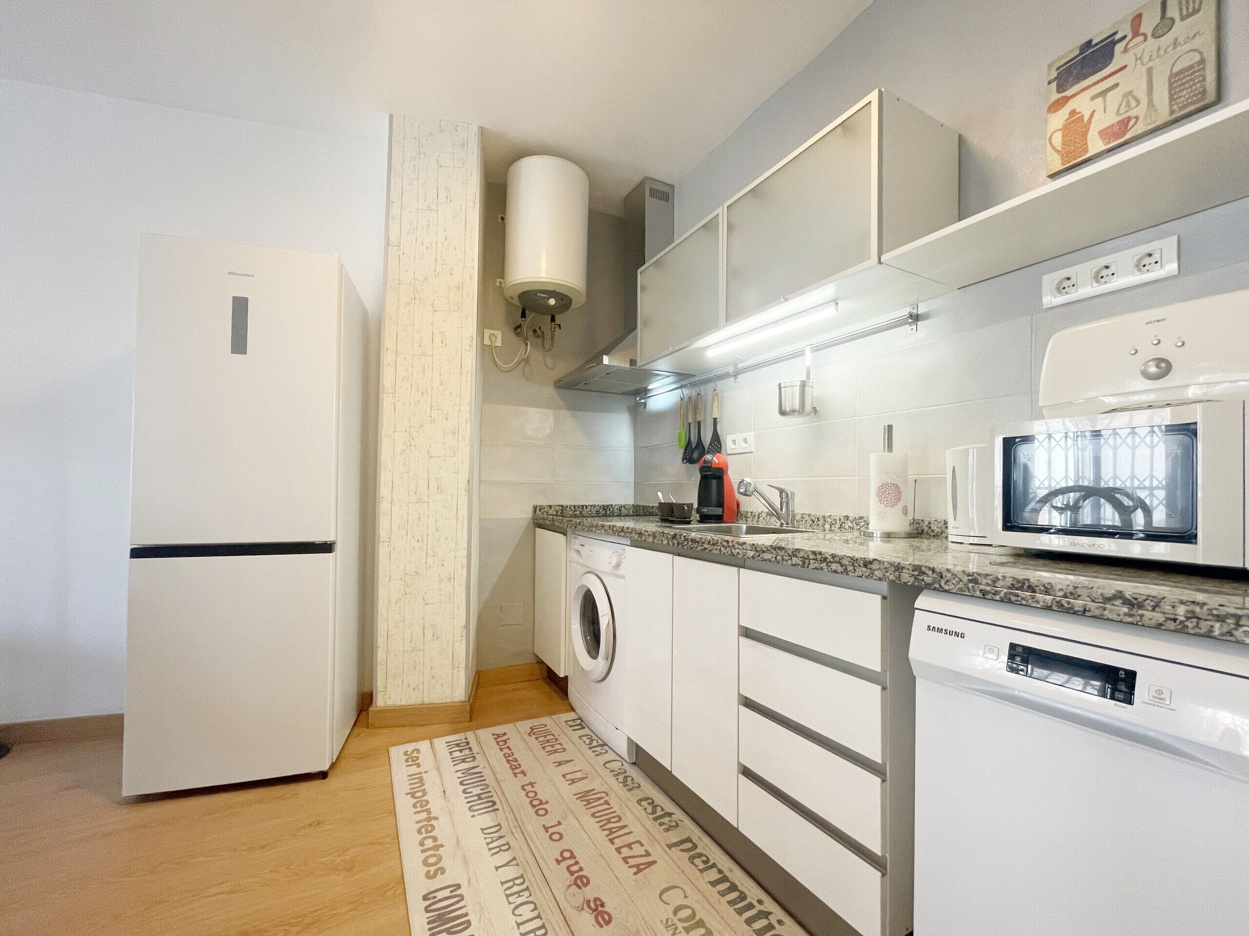 Kühlschrank, Mikrowelle, Wasserkocher mit Kaffee-/Teezubehör