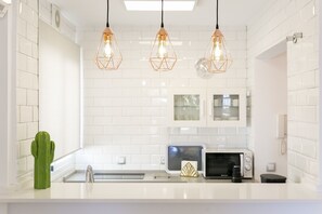 Refrigerador, microondas, cafetera y tetera y tetera eléctrica 