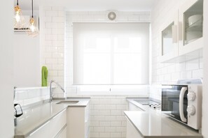Refrigerador, microondas, cafetera y tetera y tetera eléctrica 