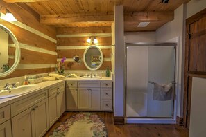 Combined shower/bathtub, hair dryer, towels, soap - Log Cabin Black Mountain near Asheville, 3BR/3BA, Hot Tub, Pool Table, Wi-Fi (Black Mountain)