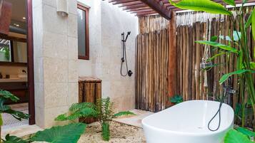 Departamento Deluxe, alberca privada | Tina de hidromasaje privada