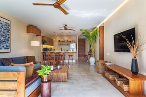 45-inch flat-screen TV with digital channels, TV - Casa Wahh (Tulum)