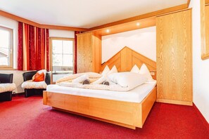 2 bedrooms, iron/ironing board, WiFi