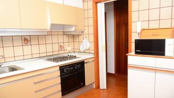 Kühlschrank, Mikrowelle, Ofen, Wasserkocher