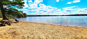 Plage à proximité, chaises longues
