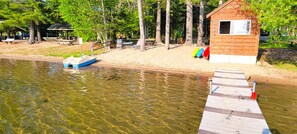 Ranta lähistöllä, aurinkotuoleja