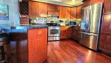 Een koelkast, een microgolfoven, een oven, een kookplaat