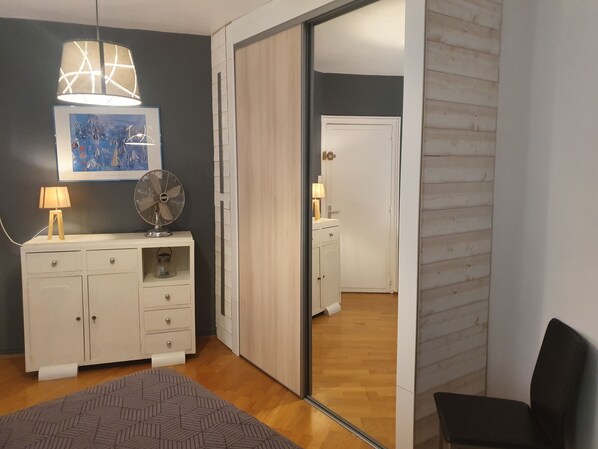 3 bedrooms, desk, iron/ironing board, travel cot