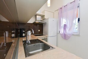Fridge, microwave, stovetop, dishwasher