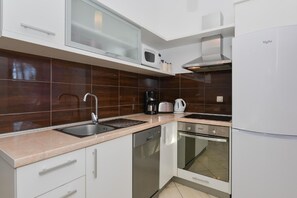 Kühlschrank, Mikrowelle, Ofen, Herdplatte