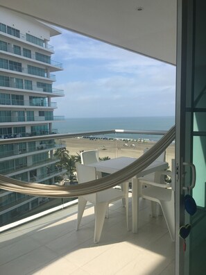 Apartamento panorámico, 2 habitaciones, vistas al mar, junto a la playa | Terraza o patio