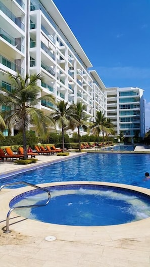 3 outdoor pools, free cabanas, pool umbrellas