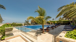 2 outdoor pools, free cabanas, pool umbrellas - Vitri Cartagena Beachfront (Cartagena)
