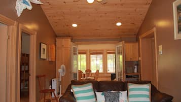 Smart TV, fireplace, books, stereo