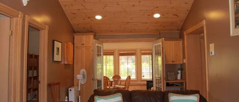 Smart TV, fireplace, books, stereo