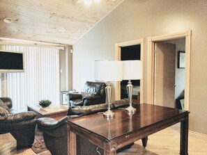 Smart-TV, Kamin, Bücher, Stereoanlage