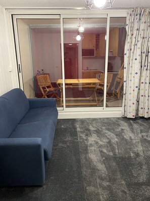 Een televisie en een tafeltennistafel