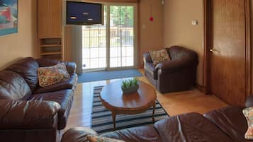 Älytelevisio, takka, stereot, tietokoneen näyttö