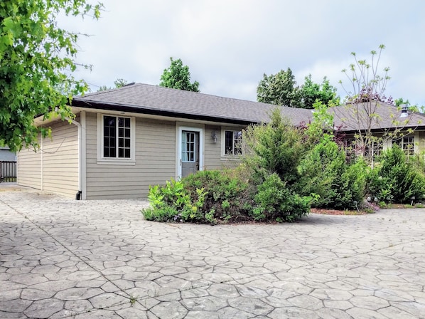 Exterior - Ipperwash bliss sleep 5 hear the waves ☀️🌊 (Lambton Shores)