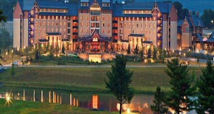 Pocono Retreat – Near Kalahari Resort & Lake, Game Room, Great for Large Groups!