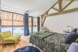 3 bedrooms, iron/ironing board, travel cot, WiFi