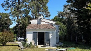 A small white building with a tiled roof, a paved entrance, and a garden with white flowers. - House with swimming pool - forest, beach, no car - 6 pers - Dolus d'Oléron (Vertbois) (Dolus-d'Oléron)