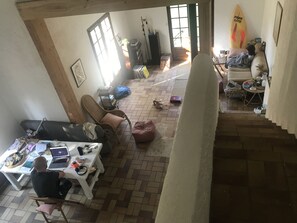 Cheminée, livres, chaîne hi-fi