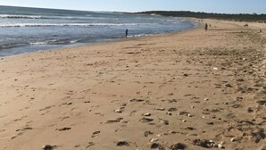 A sandy beach with footprints and a few people walking. - House with swimming pool - forest, beach, no car - 6 pers - Dolus d'Oléron (Vertbois) (Dolus-d'Oléron)