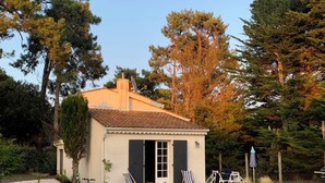 A small house with a swimming pool, two lounge chairs, and a bicycle. - House with swimming pool - forest, beach, no car - 6 pers - Dolus d'Oléron (Vertbois) (Dolus-d'Oléron)