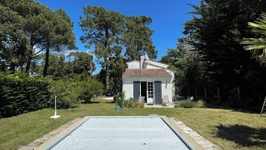 A pathway leading to a house with a tiled roof and a satellite dish, surrounded by trees and a grassy area. - House with swimming pool - forest, beach, no car - 6 pers - Dolus d'Oléron (Vertbois) (Dolus-d'Oléron)