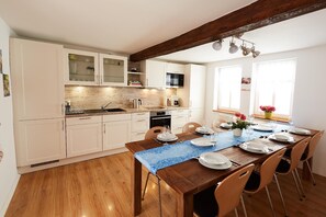 Kjøleskap, mikrobølgeovn, ovn og oppvaskmaskin