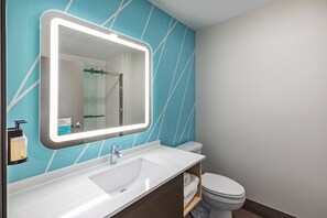 Secador de cabelo, toalhas de banho, sabonete, shampoo