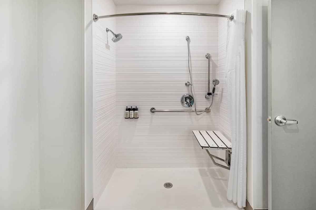 1 bedroom, pillow-top beds, desk, laptop workspace