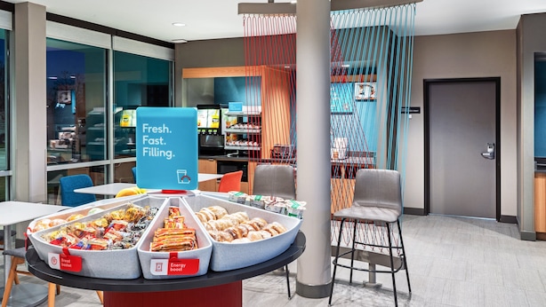A snack bar with various food items and a sign that reads "Fresh. Fast. Filling." - avid hotel Bentonville – Rogers by IHG (Bentonville)